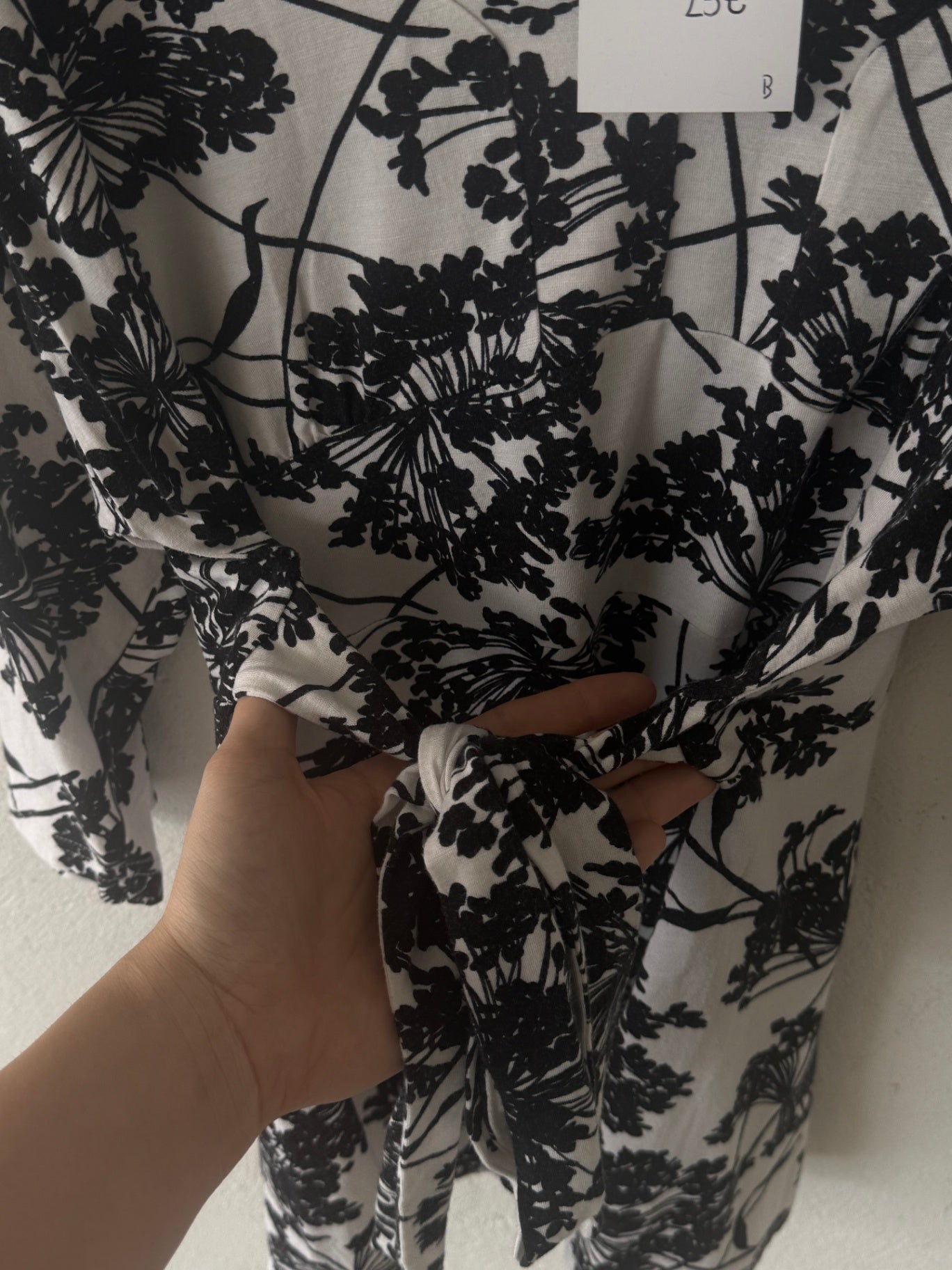  Kleid 40 Weiß mit schwarzem Blumenmuster