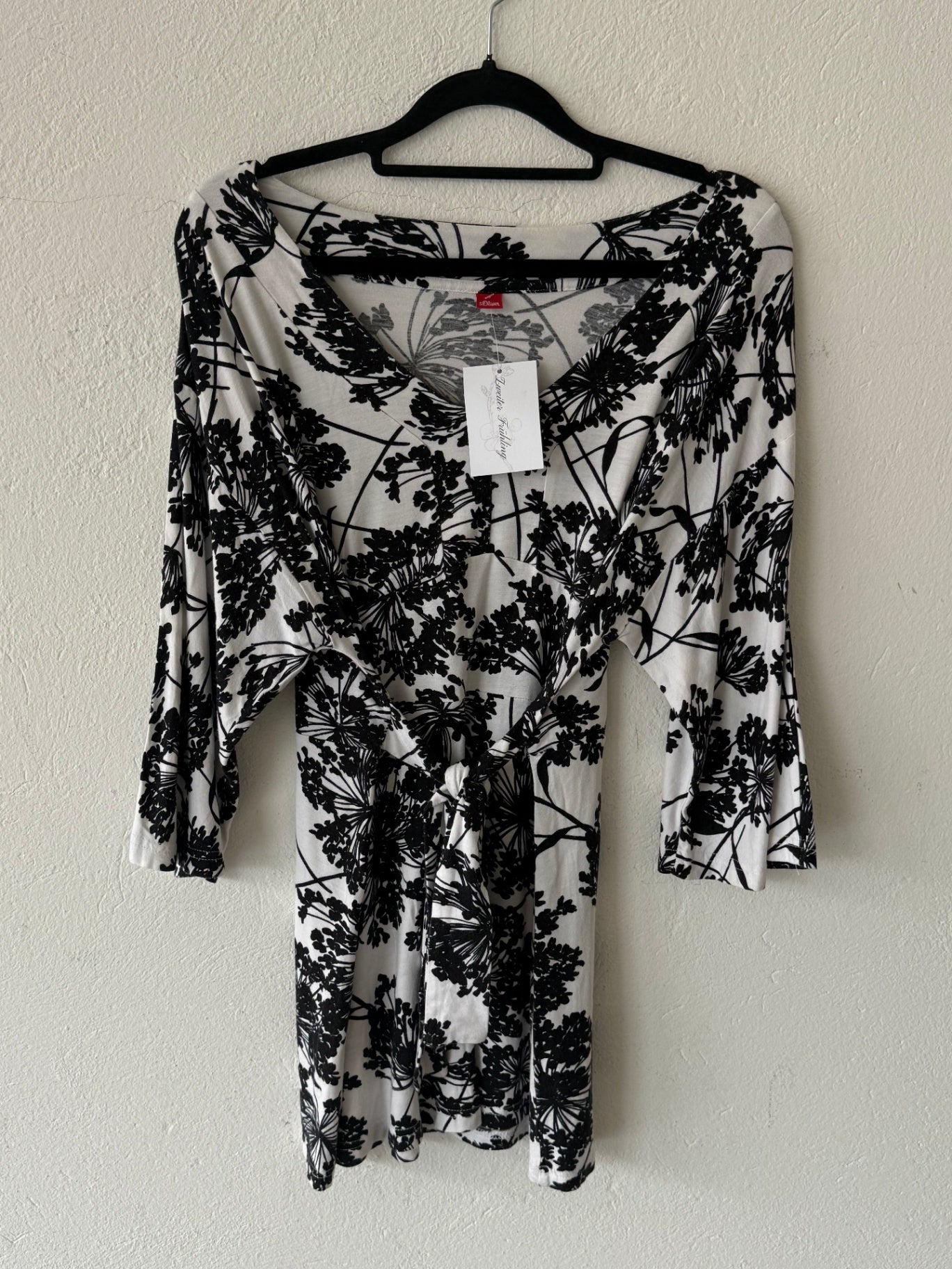  Kleid 40 Weiß mit schwarzem Blumenmuster