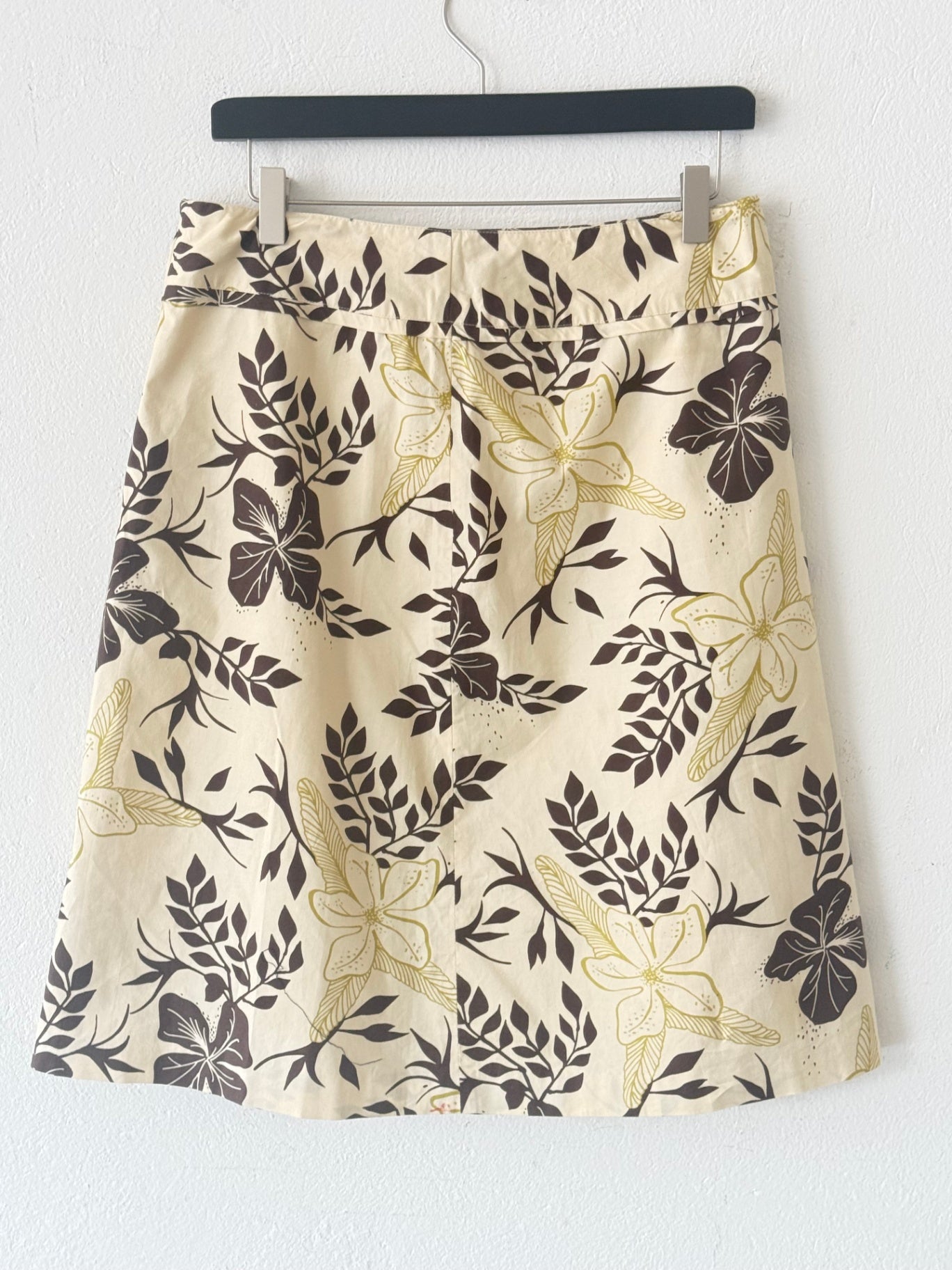 Rock M Beige mit schwarzem und goldenem Blumenmuster