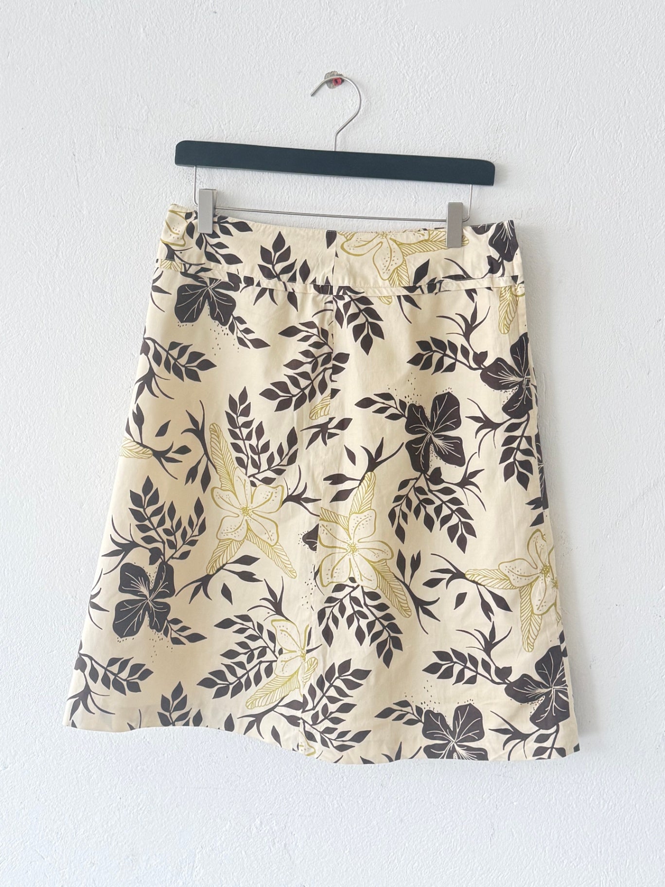 Rock M Beige mit schwarzem und goldenem Blumenmuster
