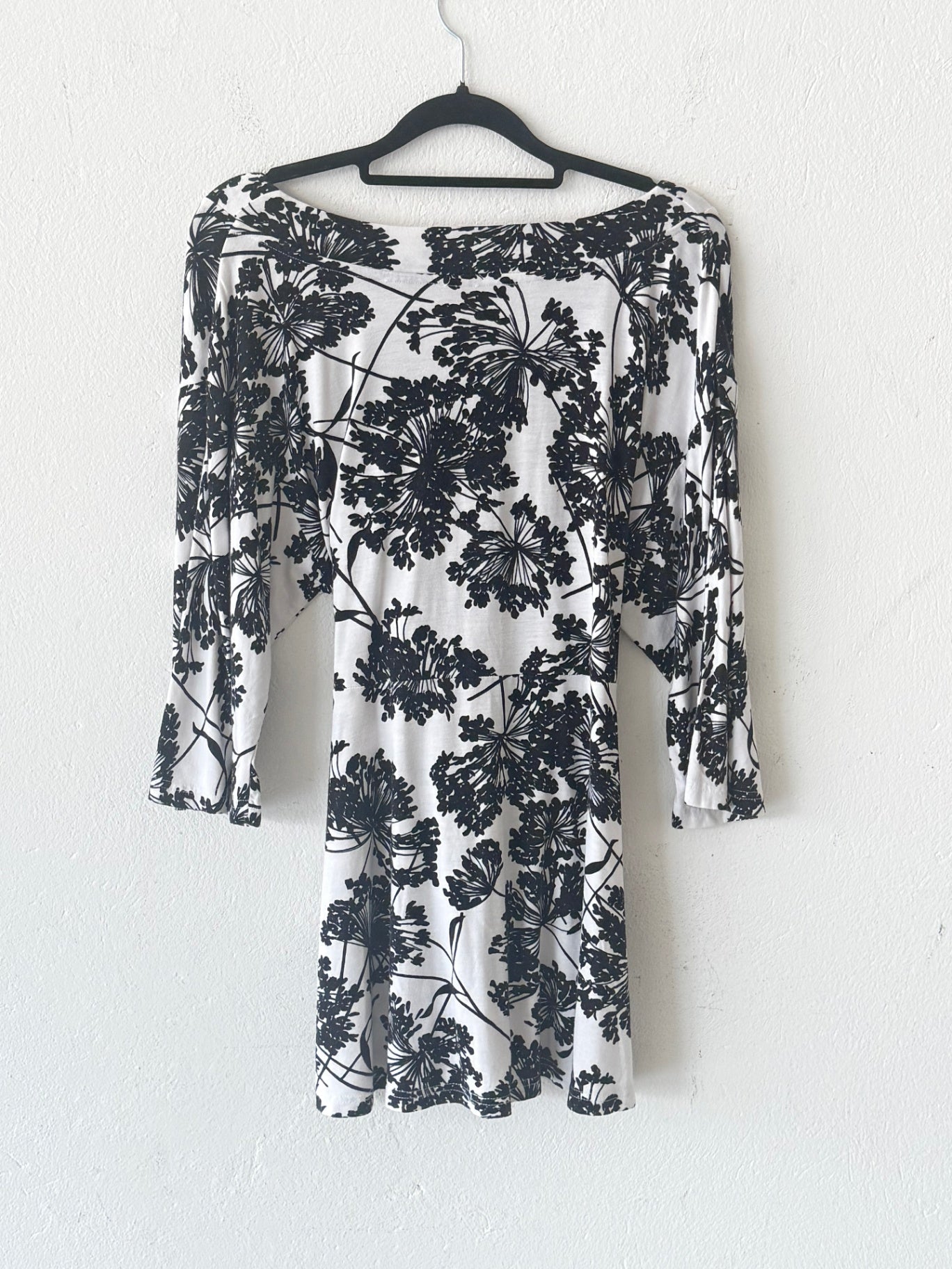  Kleid 40 Weiß mit schwarzem Blumenmuster