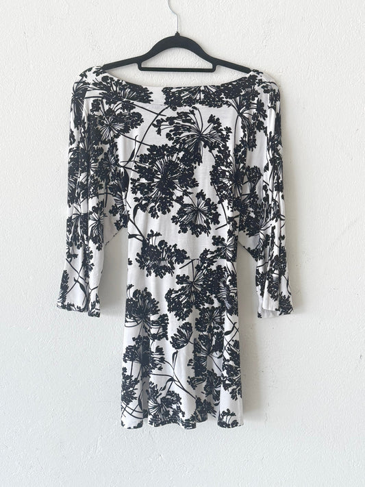  Kleid 40 Weiß mit schwarzem Blumenmuster