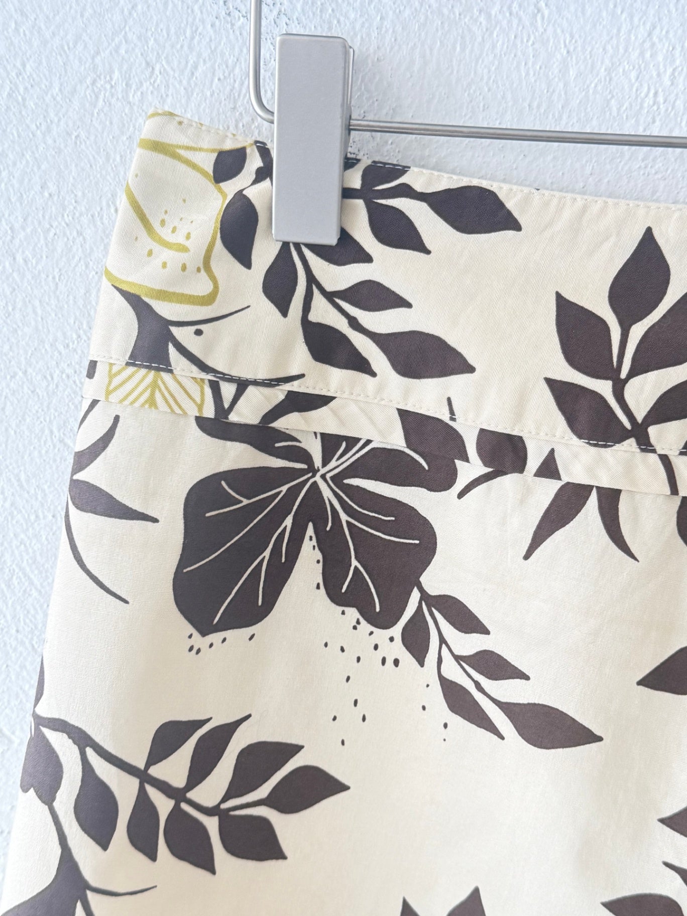 Rock M Beige mit schwarzem und goldenem Blumenmuster