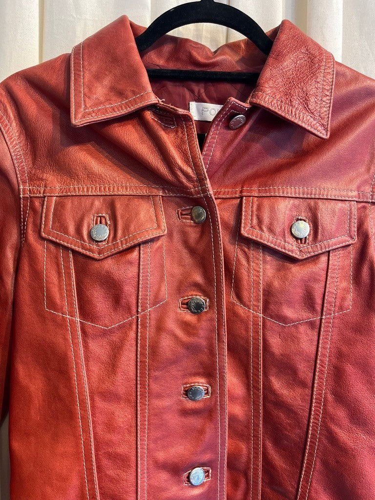 rote Lederjacke