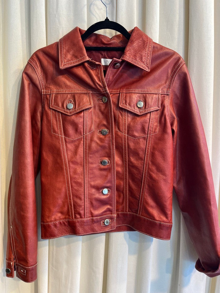 rote Lederjacke