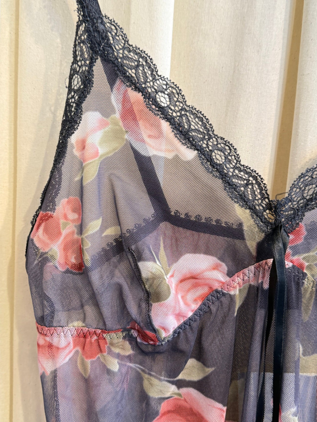 Ärmelloses Oberteil M Schwarz mit rosa und grünen Blumen