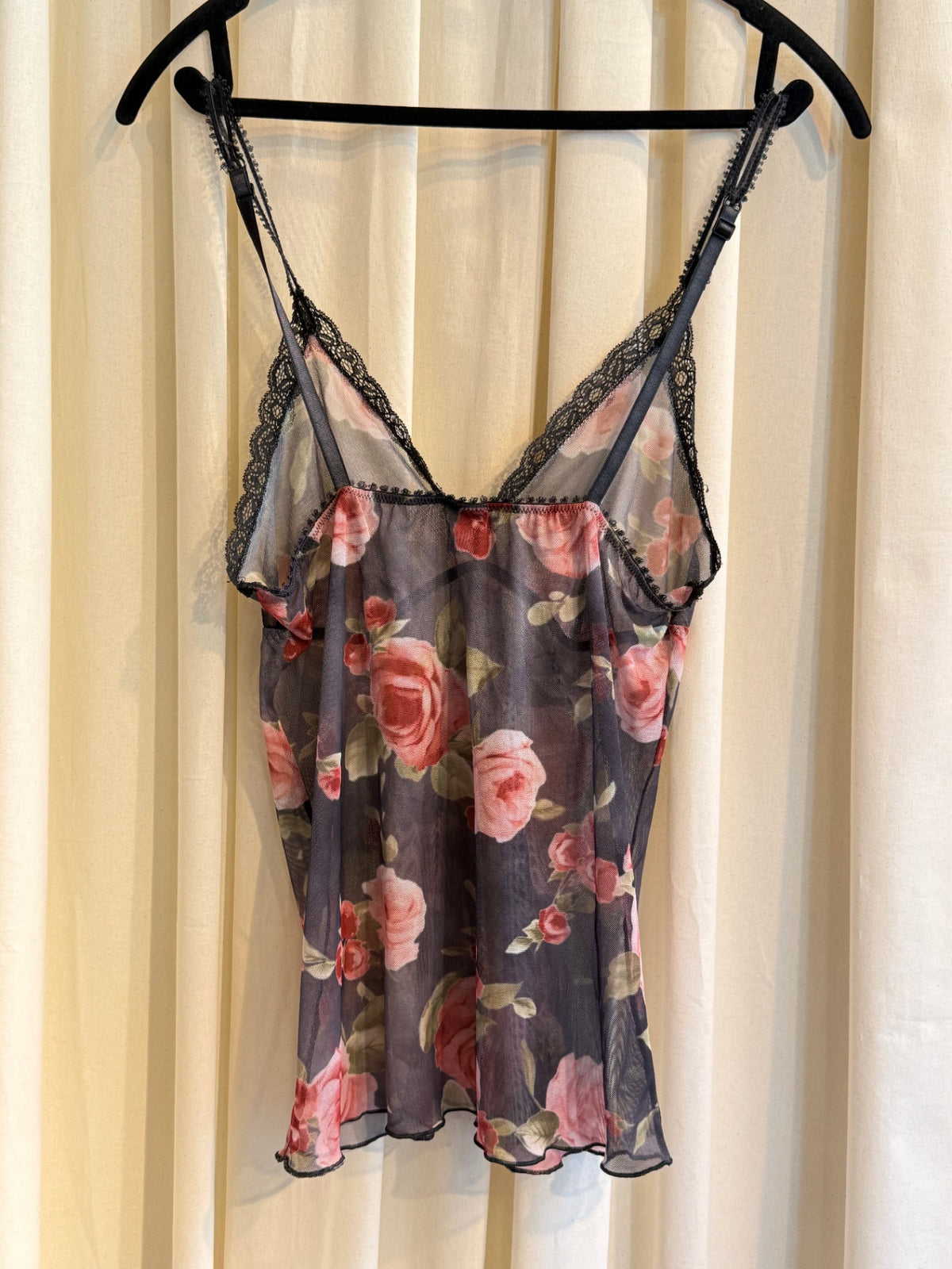 Ärmelloses Oberteil M Schwarz mit rosa und grünen Blumen