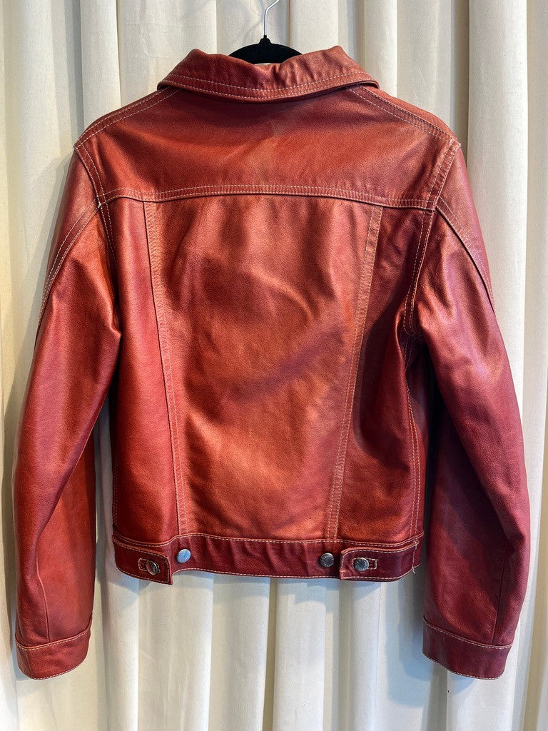 rote Lederjacke