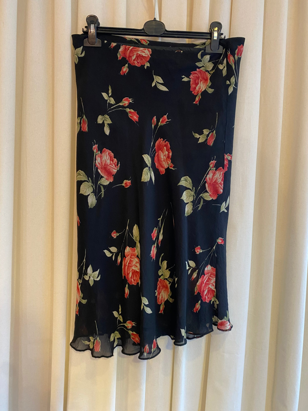 Rock S Schwarz mit Blumenmuster