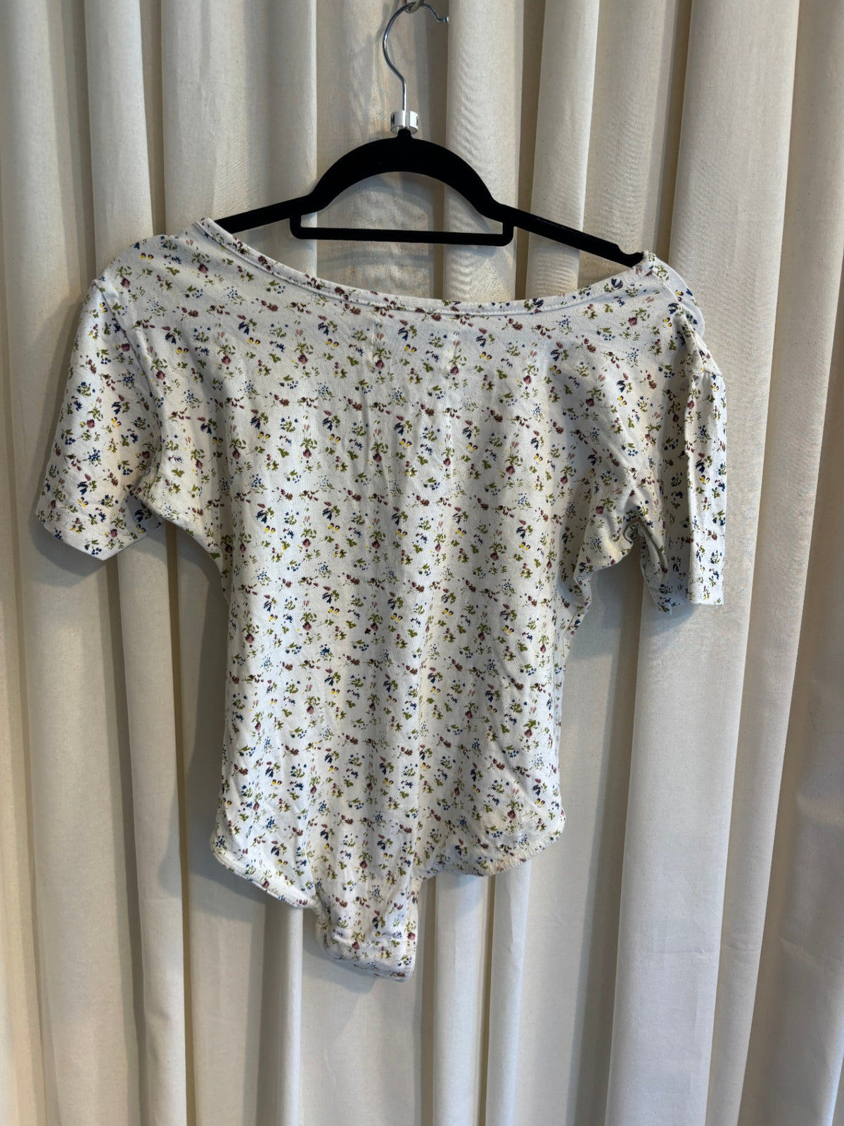 Tshirt (Body) M Weiß mit bunten Blumenmuster