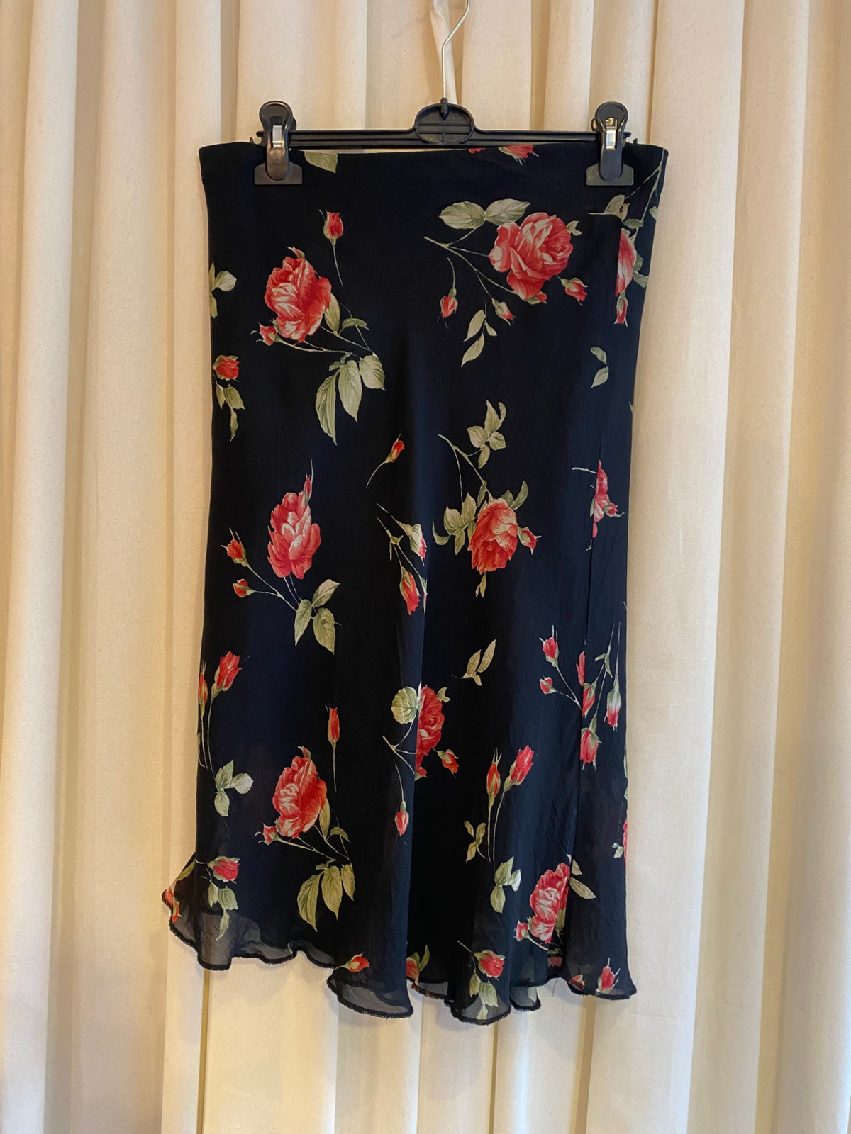 Rock S Schwarz mit Blumenmuster