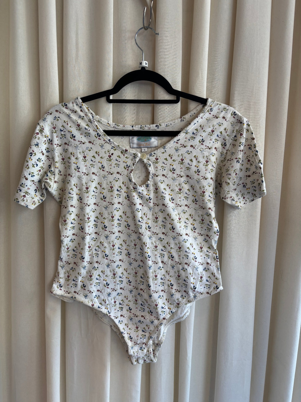 Tshirt (Body) M Weiß mit bunten Blumenmuster